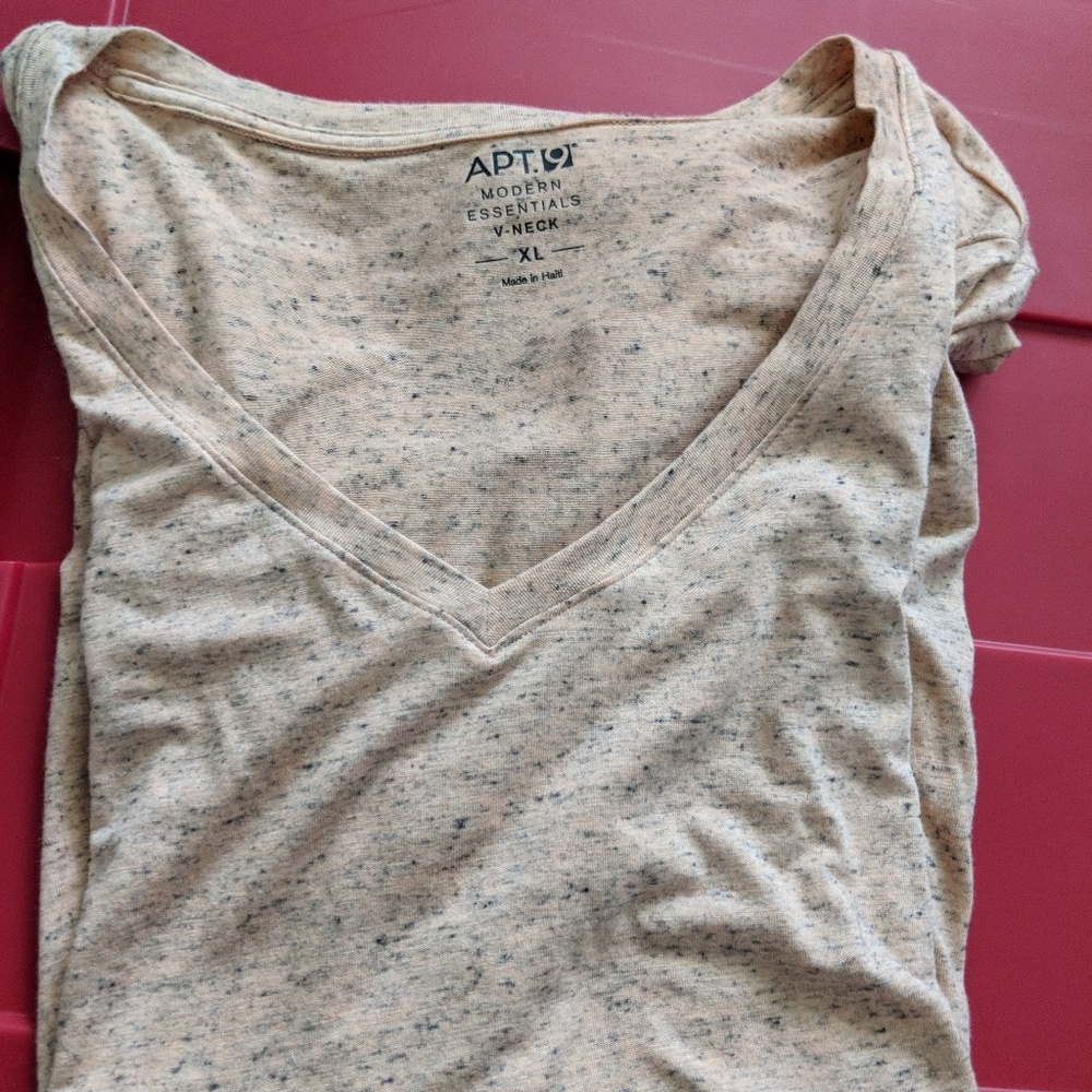 Apt. 9 V-neck tee. Peach marble pattern. Size XL